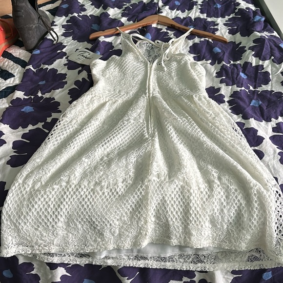 Junior Trixxi white lace above the knee dress - Picture 5 of 7